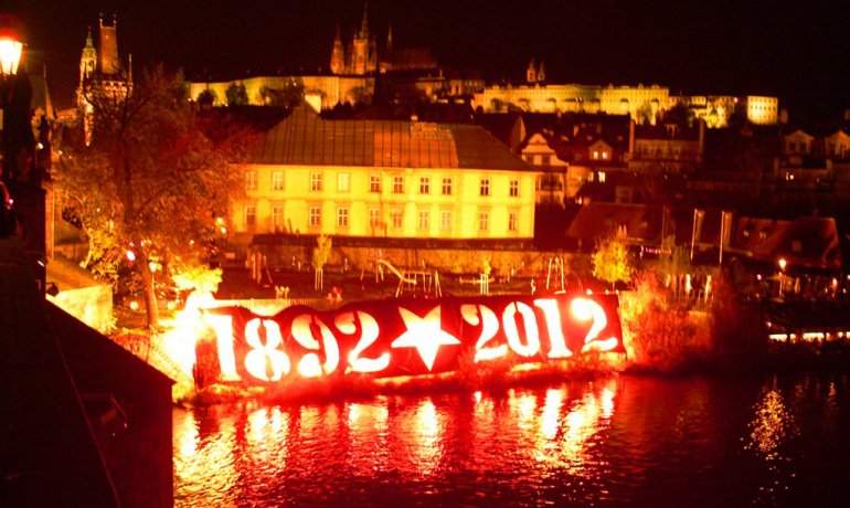 Praha se v pátek rozsvítila ve znamení 120 let!